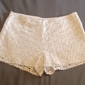 Jennifer Lopez white floral shorts